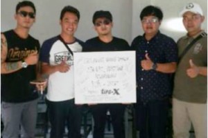 band tipe x berfoto bersama dengan kepala SMK Pertiwi Kuningan